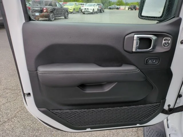 Used 2023 White Jeep Overland image 12