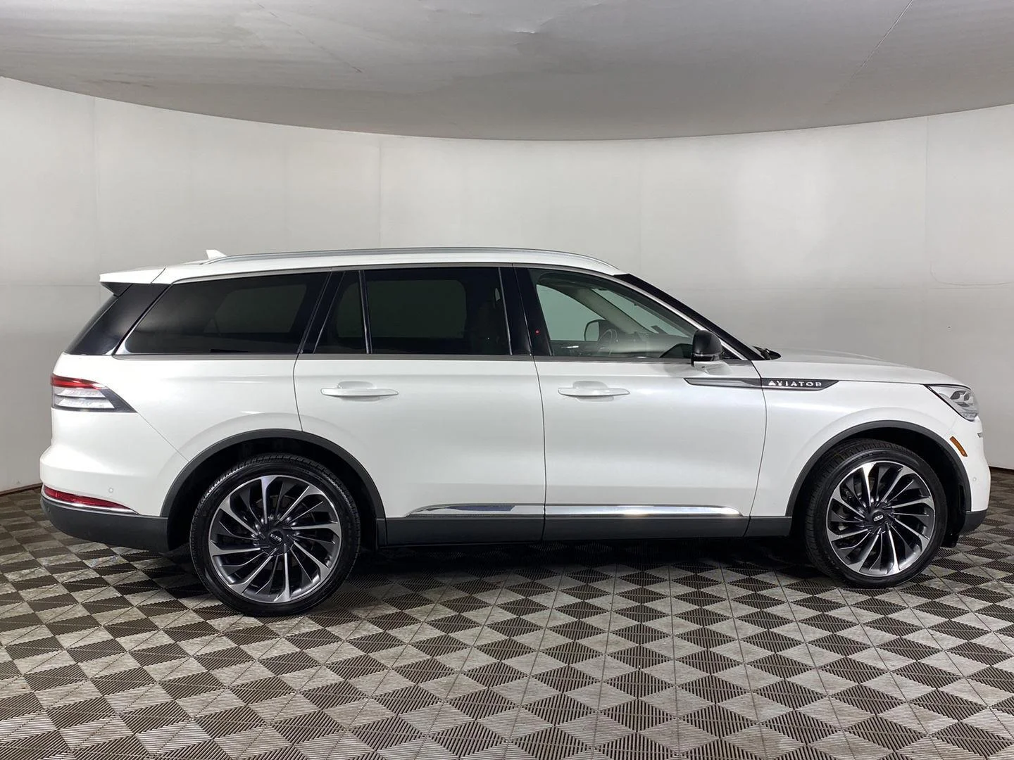 Used 2020 Pristine White Metallic Tri-Coat Lincoln Reserve image 7