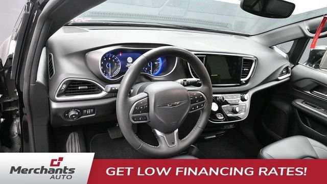 Used 2025 Black Chrysler Select image 9