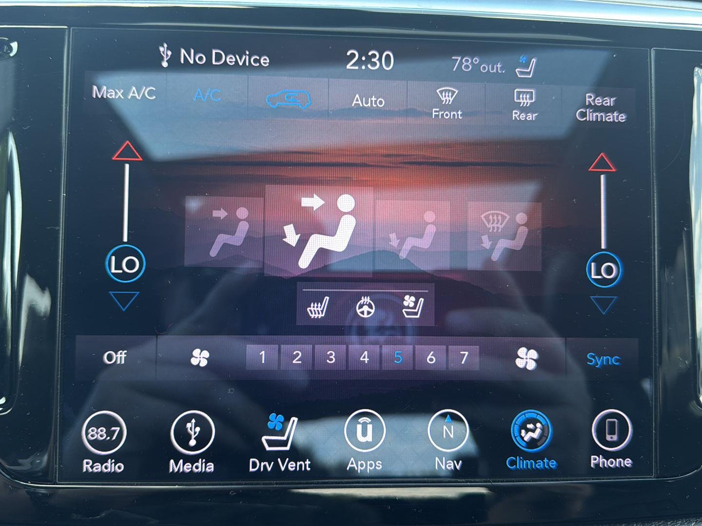Used 2019 Bright White Clearcoat Chrysler Limited image 19