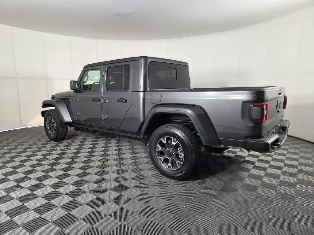 New 2026 Granite Crystal Metallic Clear-Coat Exterior Paint Jeep Sahara image 7