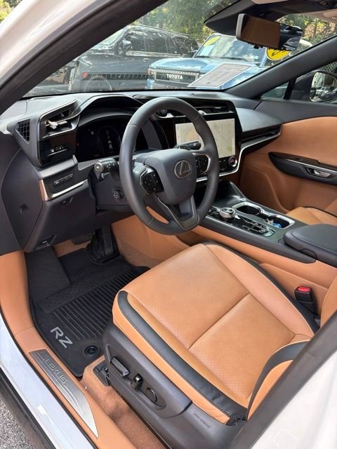 Used 2024 White Pearl Lexus 450e Premium image 17