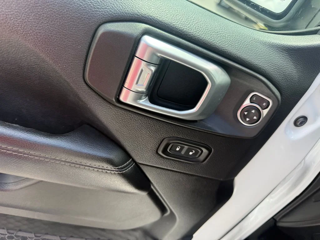 Used 2020 White Jeep Unlimited Sahara image 6