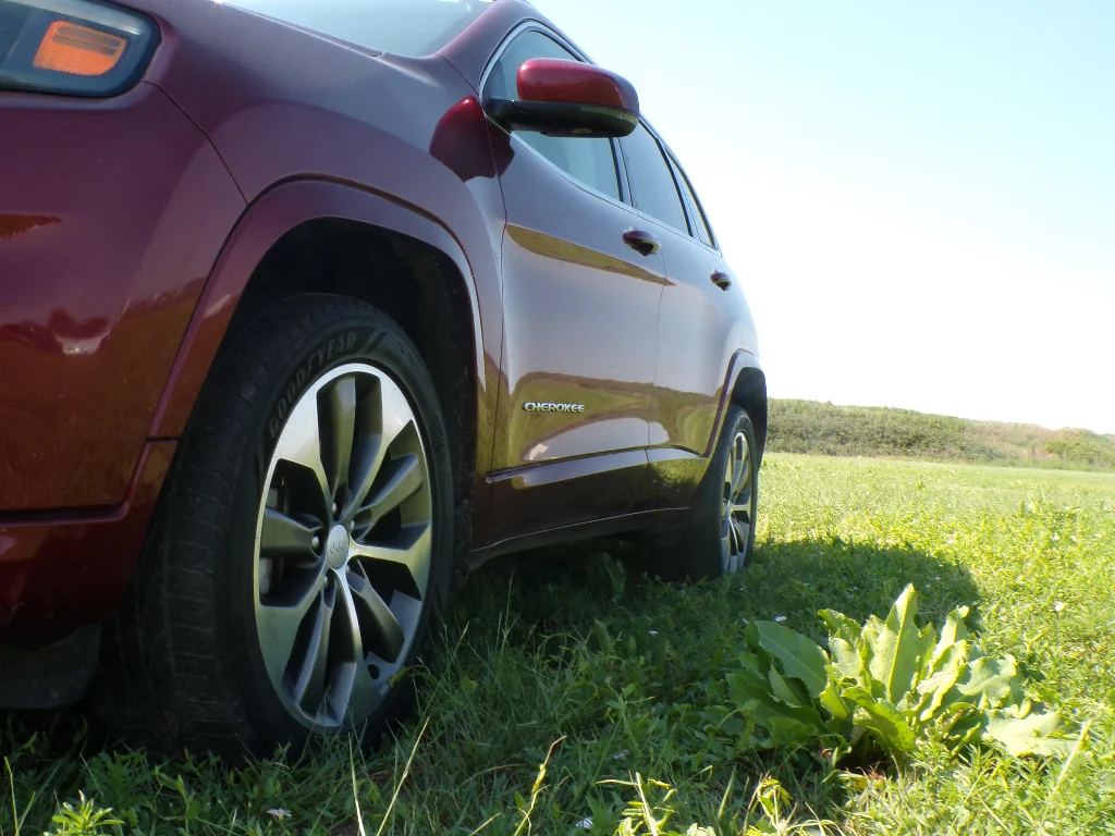 Used 2019 Velvet Red Pearlcoat Jeep Overland image 9