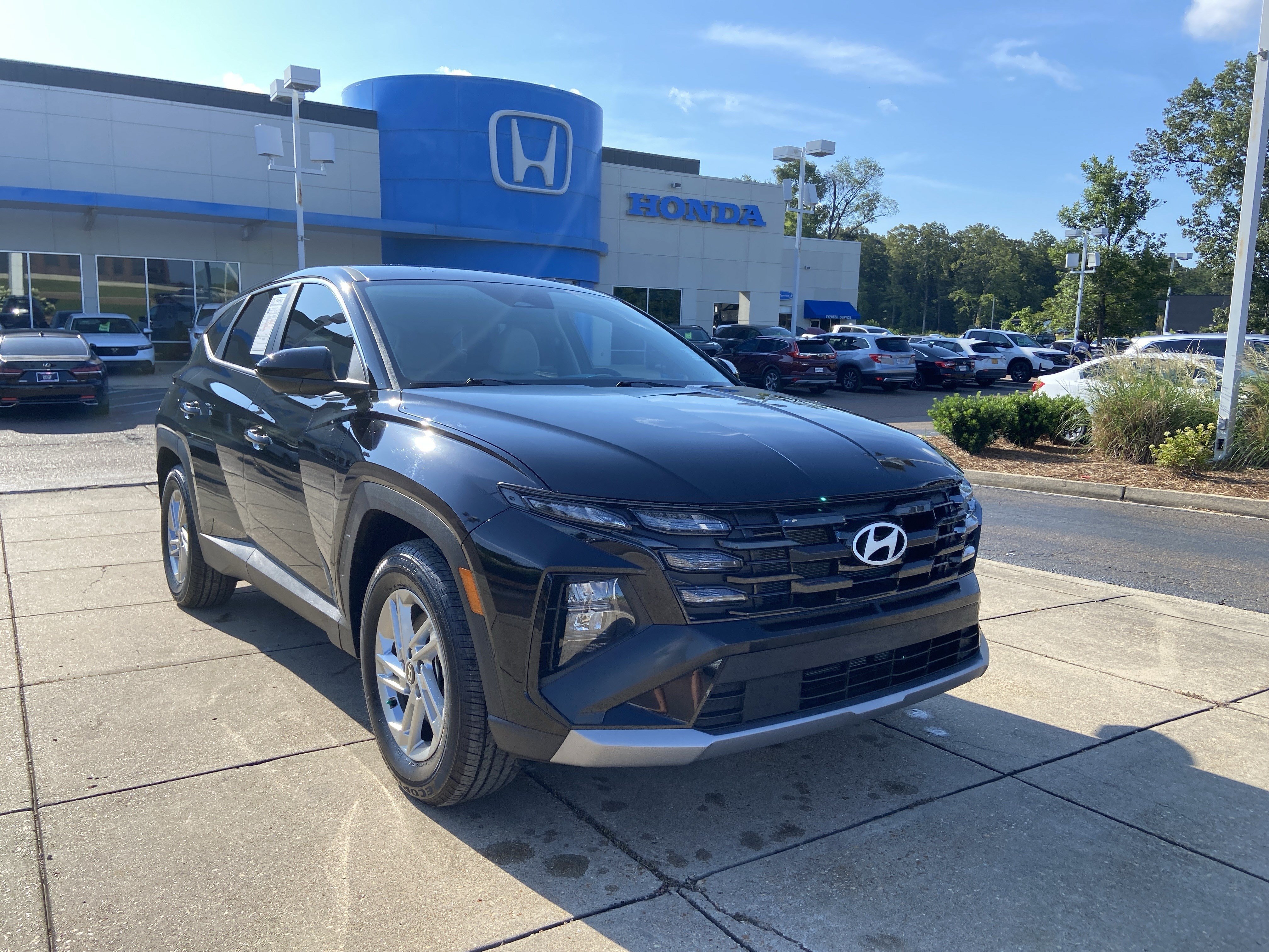 Used 2025 Phantom Black Hyundai SE image 2
