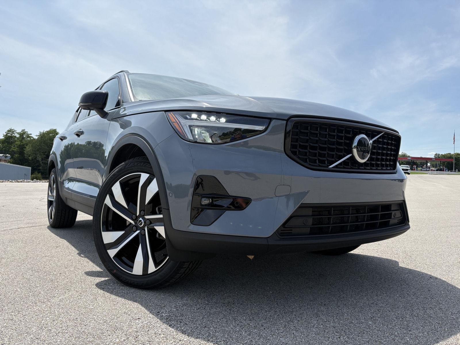 Used 2023 Thunder Grey Metallic Volvo Plus Dark Theme image 2