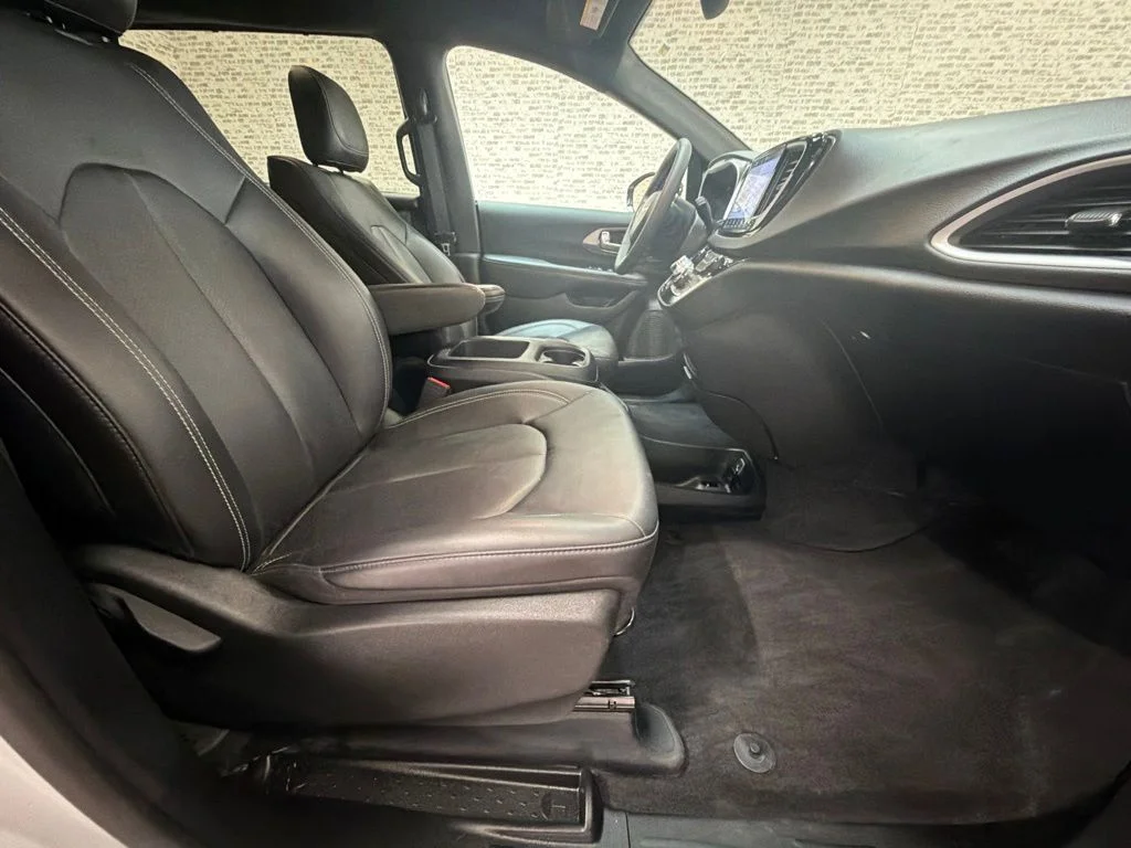 Used 2026 Bright White Clearcoat Chrysler Select image 12