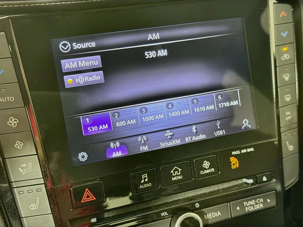 Certified Used 2023 White INFINITI LUXE image 20