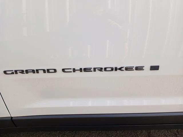 New 2026 Bright White Clear-Coat Exterior Paint Jeep Limited image 8