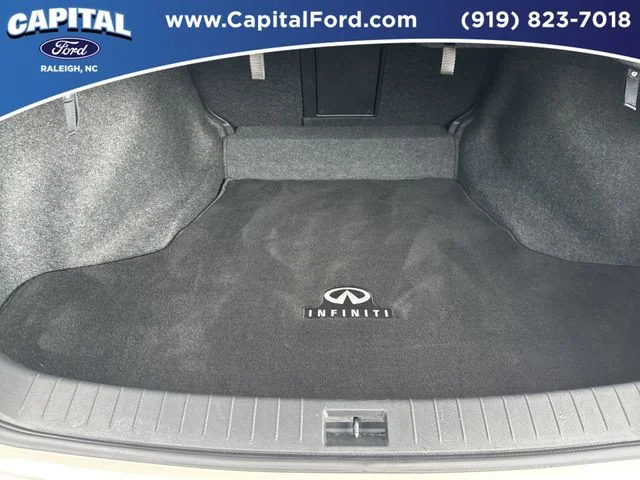 Used 2023 White INFINITI LUXE image 16
