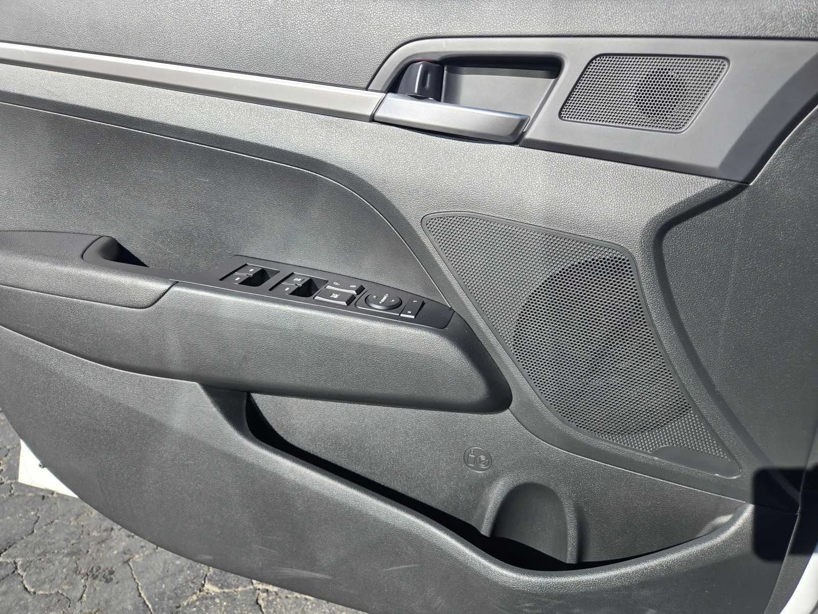 Used 2020  Hyundai SE image 21