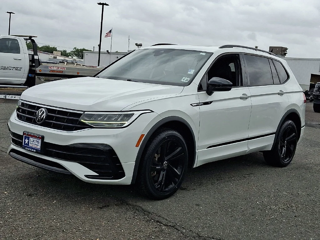 Used 2023  Volkswagen SE R-Line Black image 6