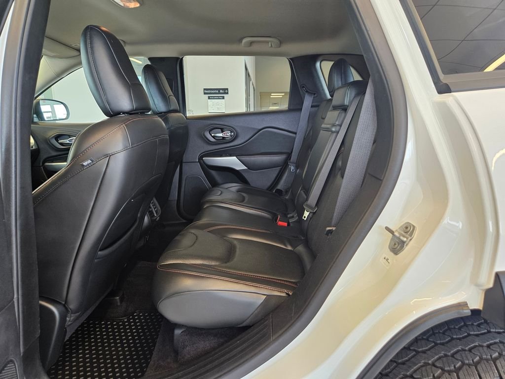Used 2018 Bright White Clearcoat Jeep Trailhawk image 29