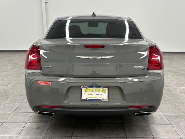 Used 2019 White Chrysler S image 3