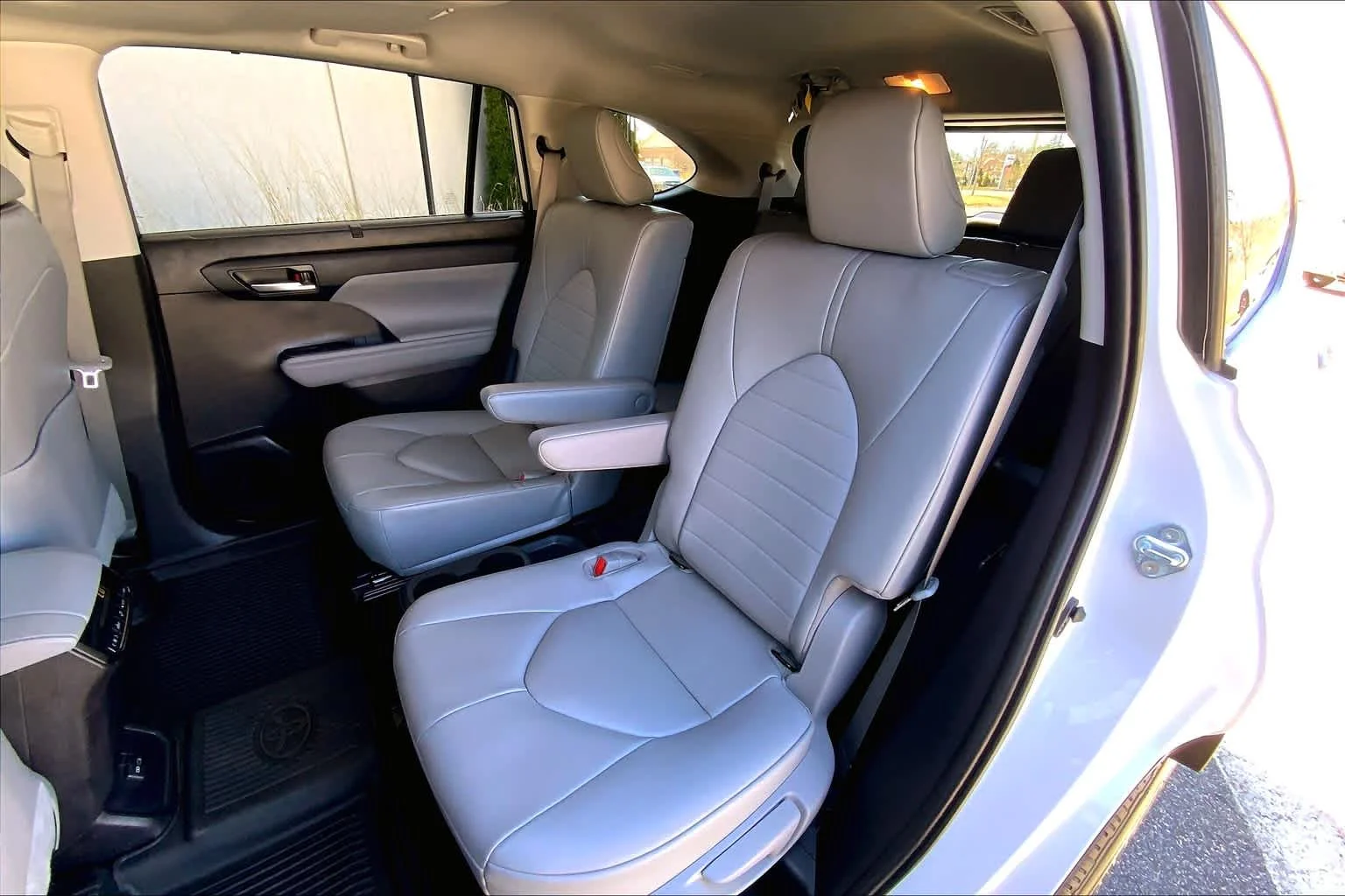 Used 2023 Wind Chill Pearl Toyota XLE image 21