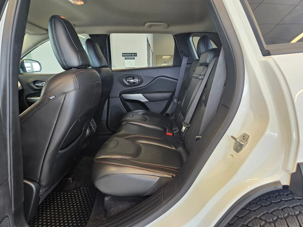 Used 2018 White Jeep Trailhawk image 29