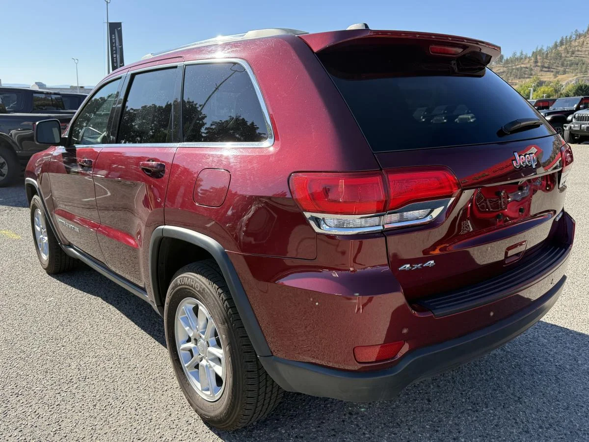 Used 2018 Red Jeep Laredo 4wd image 3