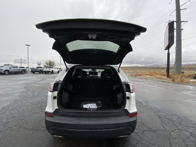 Used 2019 White Jeep Latitude Plus 4x4 image 23