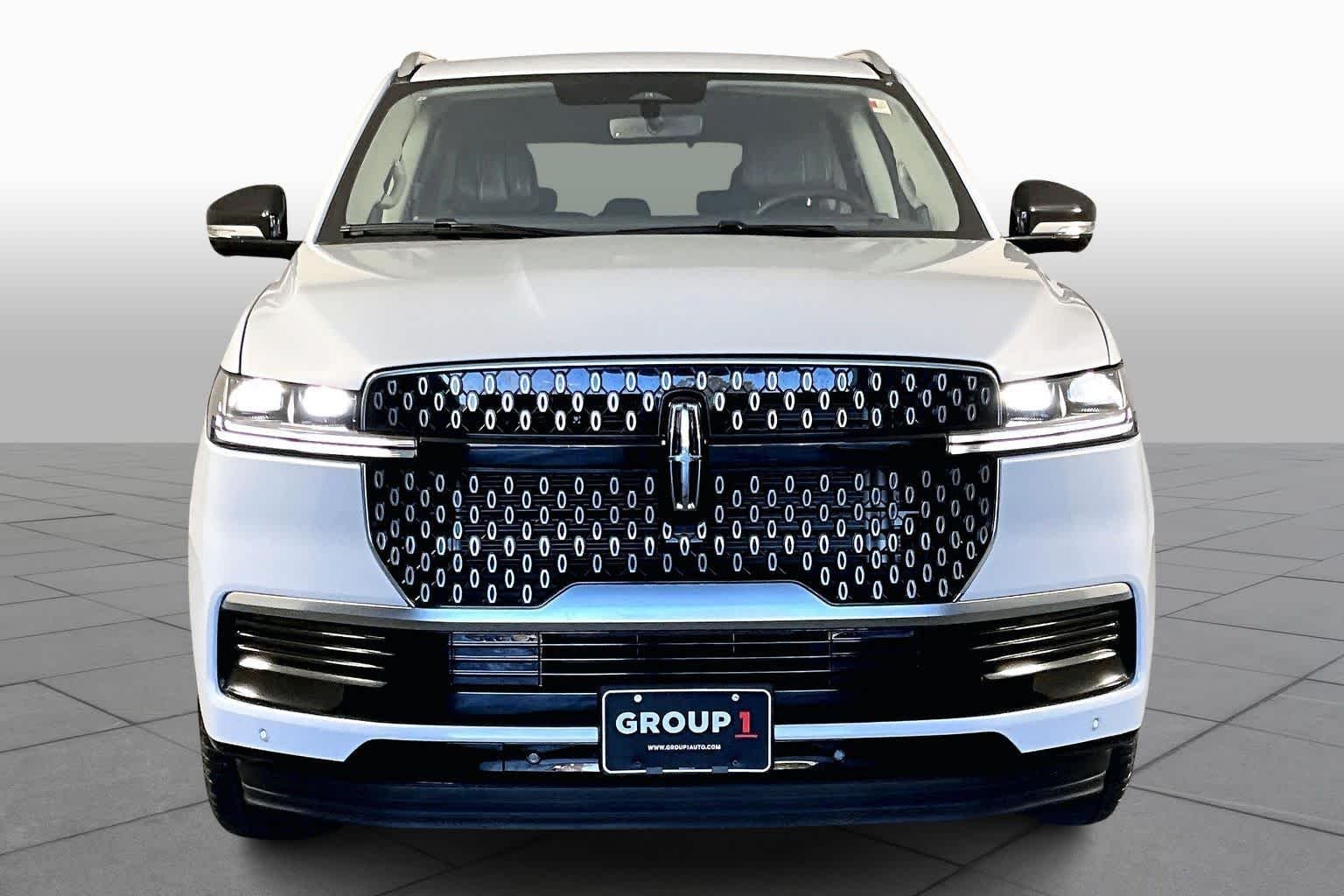 Used 2025 Crystal White Metallic Clearcoat Lincoln Reserve image 6