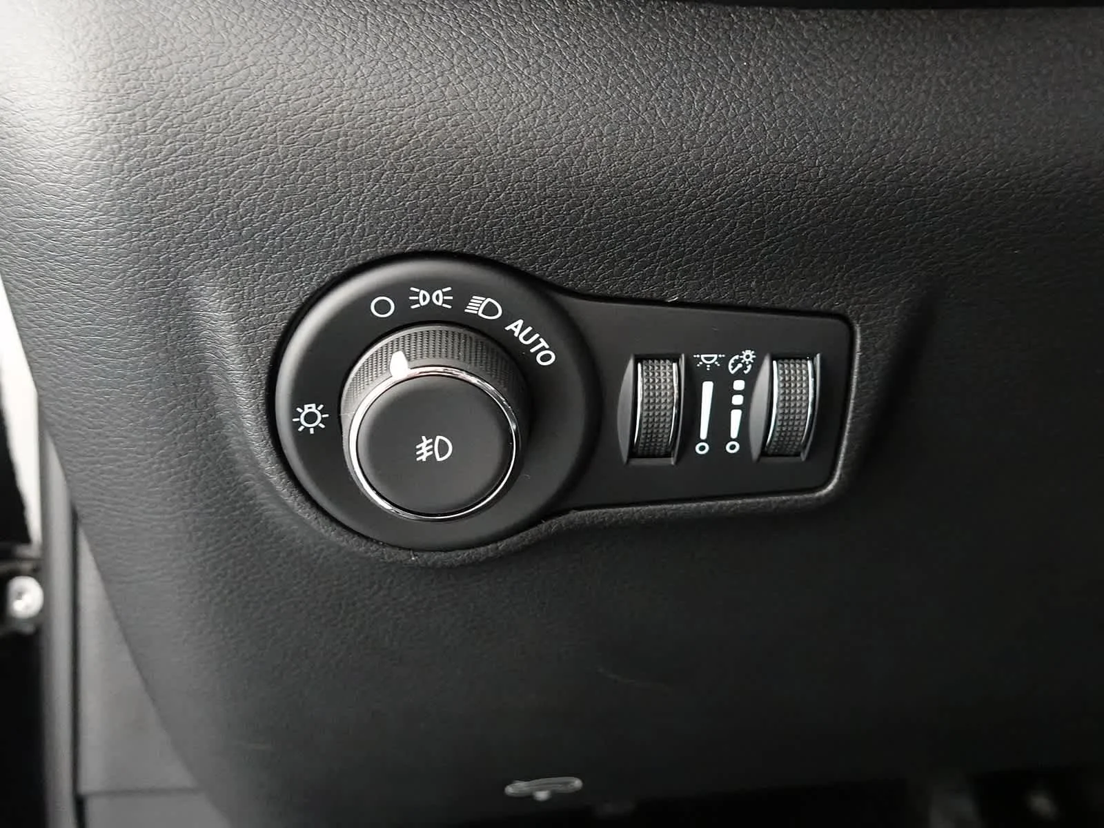 New 2026 Diamond Black Crystal Pearl-Coat Exterior Paint Jeep Limited Altitude image 6