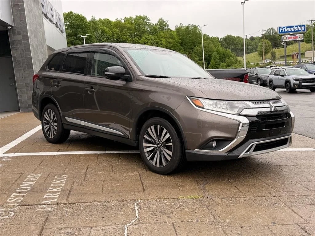 Used 2019  Mitsubishi SE image 17