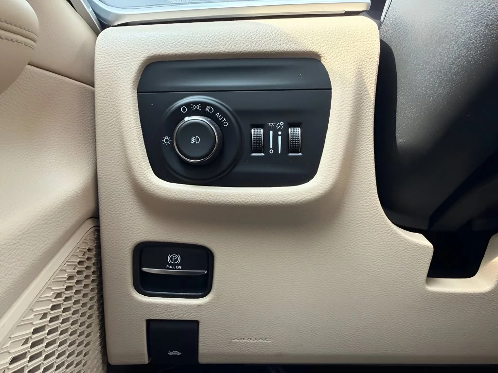 Used 2023  Jeep Limited image 20