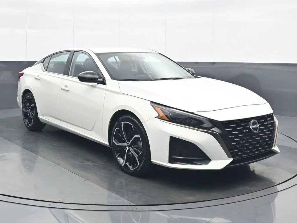 Used 2025 White Nissan 2.5 SR image 9