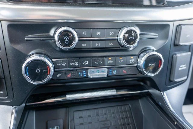 Used 2023  Ford Lariat image 27