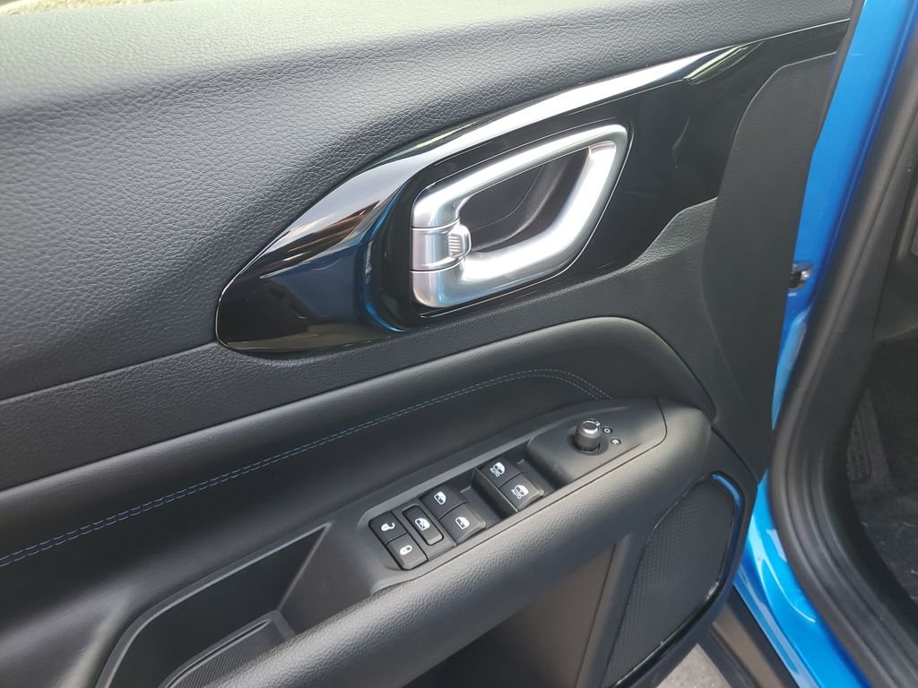 New 2026 Hydro Blue Pearlcoat Jeep Latitude image 10