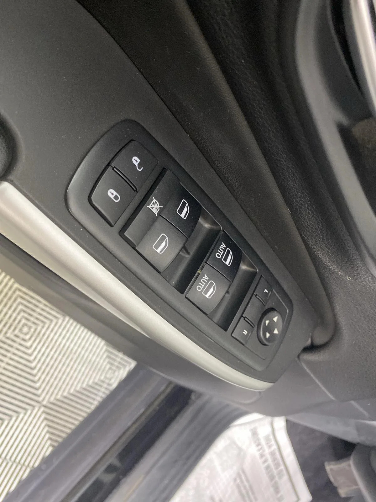 Used 2018 Diamond Black Crystal Pearlcoat Jeep Latitude Plus image 22