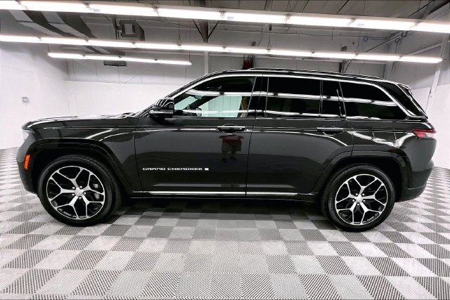 Used 2024 Rocky Mountain Pearlcoat Jeep Summit Reserve image 14