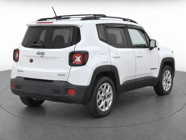Used 2015 Alpine White Jeep Latitude image 3