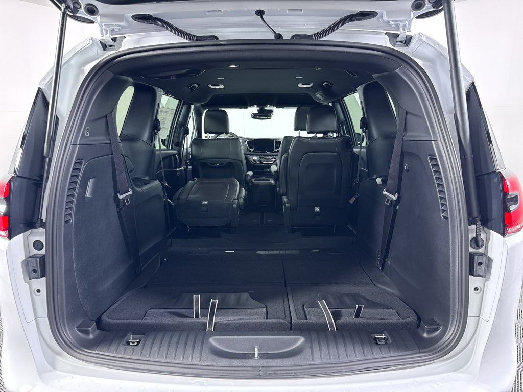 New 2026 Bright White Clear-Coat Exterior Paint Chrysler Select image 12
