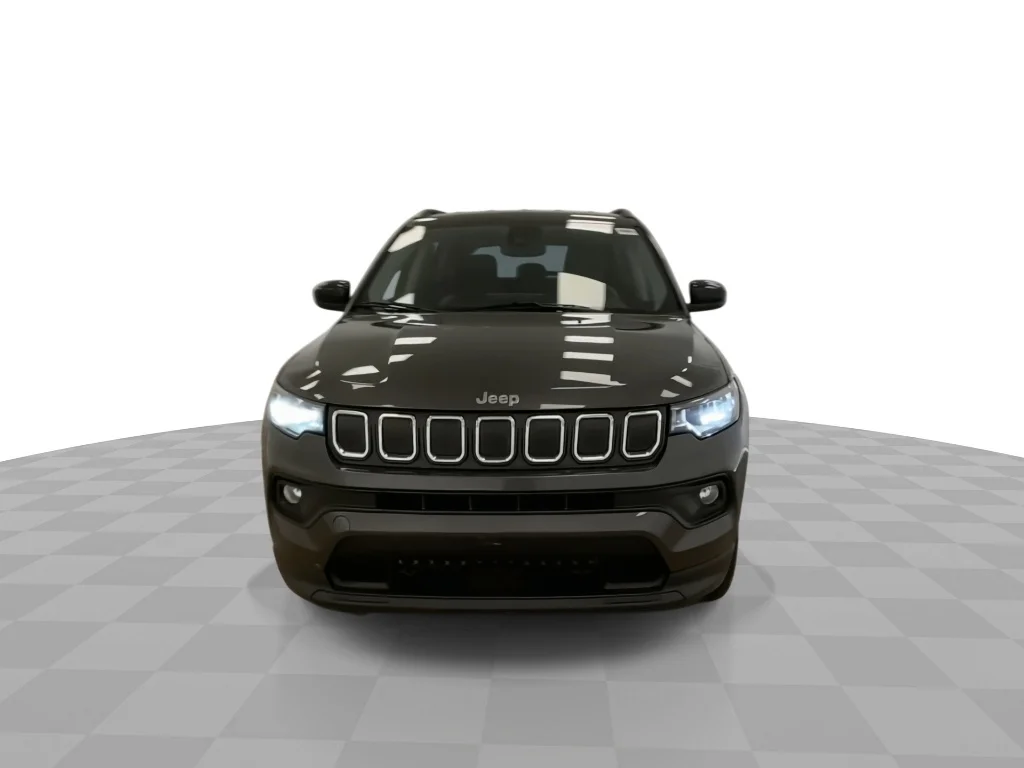 Used 2022 Granite Crystal Metallic Clear Coat Jeep Latitude Lux image 4