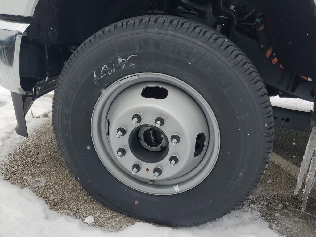 New 2025 Oxford White Ford F-350® XL image 30