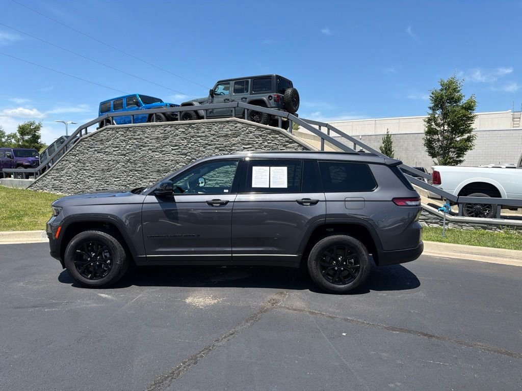 Used 2024 Gray Jeep Altitude image 4
