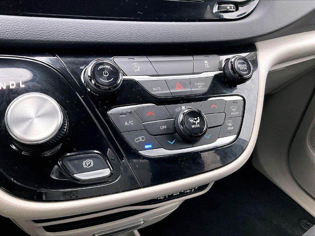 Used 2024 White Chrysler LX image 27