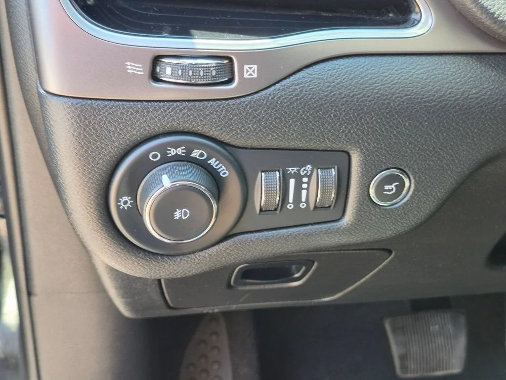 Used 2022 Black Jeep Limited image 15