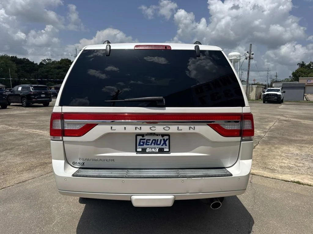 Used 2017 White Lincoln Select image 15
