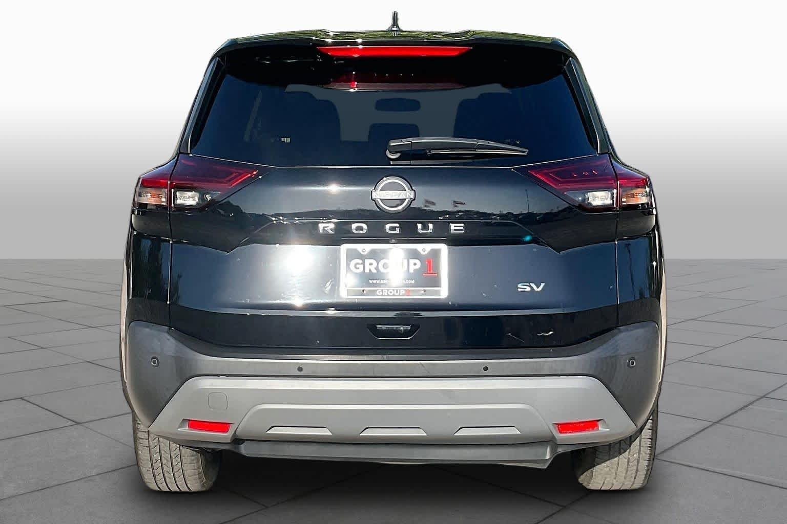 Used 2022 Super Black Nissan SV image 5
