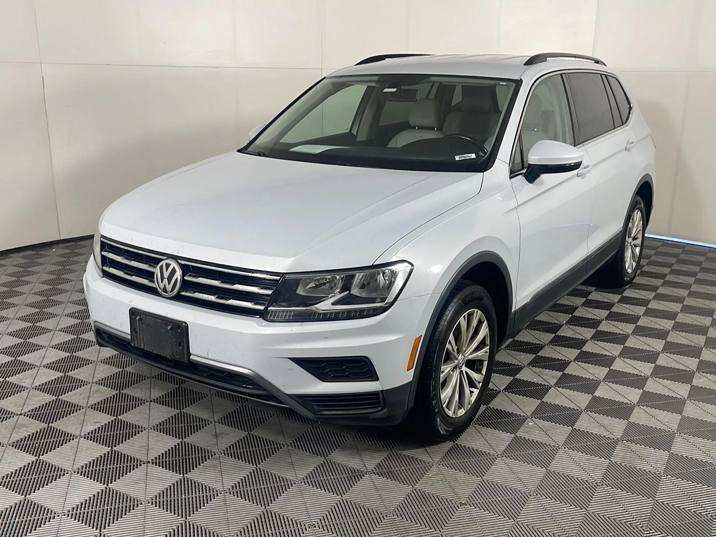 Used 2018 White Silver Metallic Volkswagen SE image 2