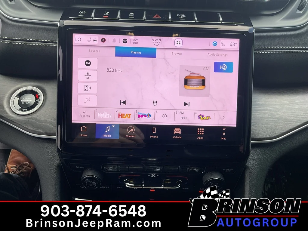 Used 2025 Diamond Black Crystal Pearlcoat Jeep Limited image 31