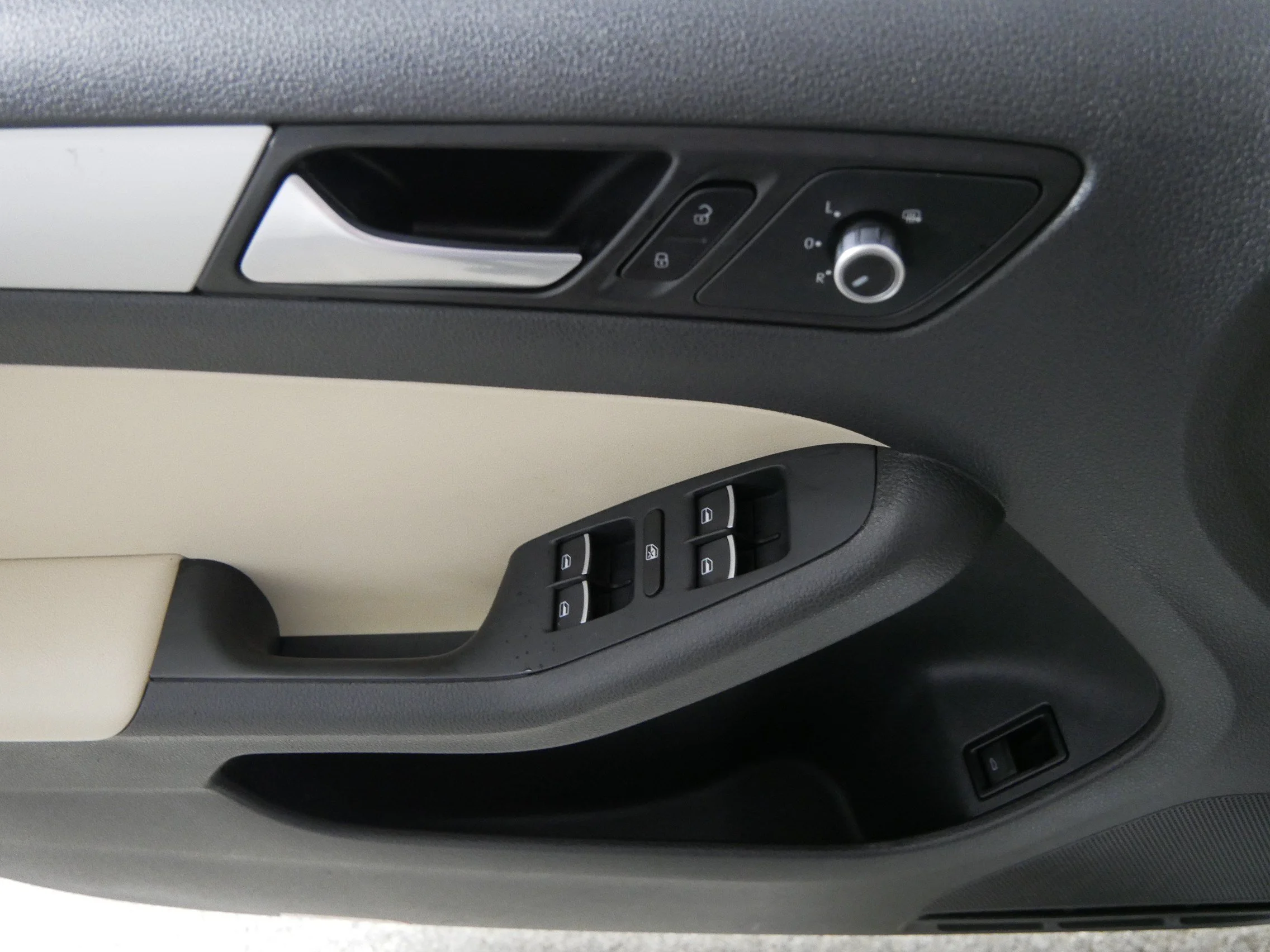 Used 2014 Candy White Volkswagen SE w/Connectivity/Sunroof image 19