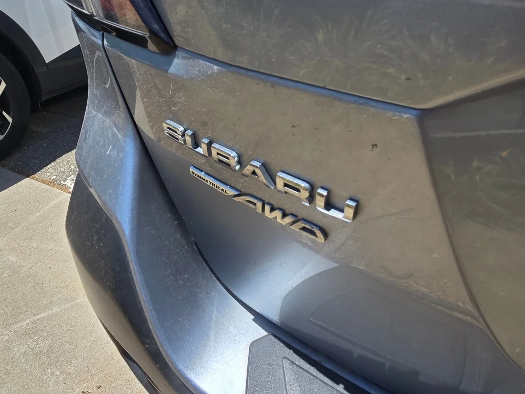 Used 2021 Ice Silver Metallic Subaru Limited image 10