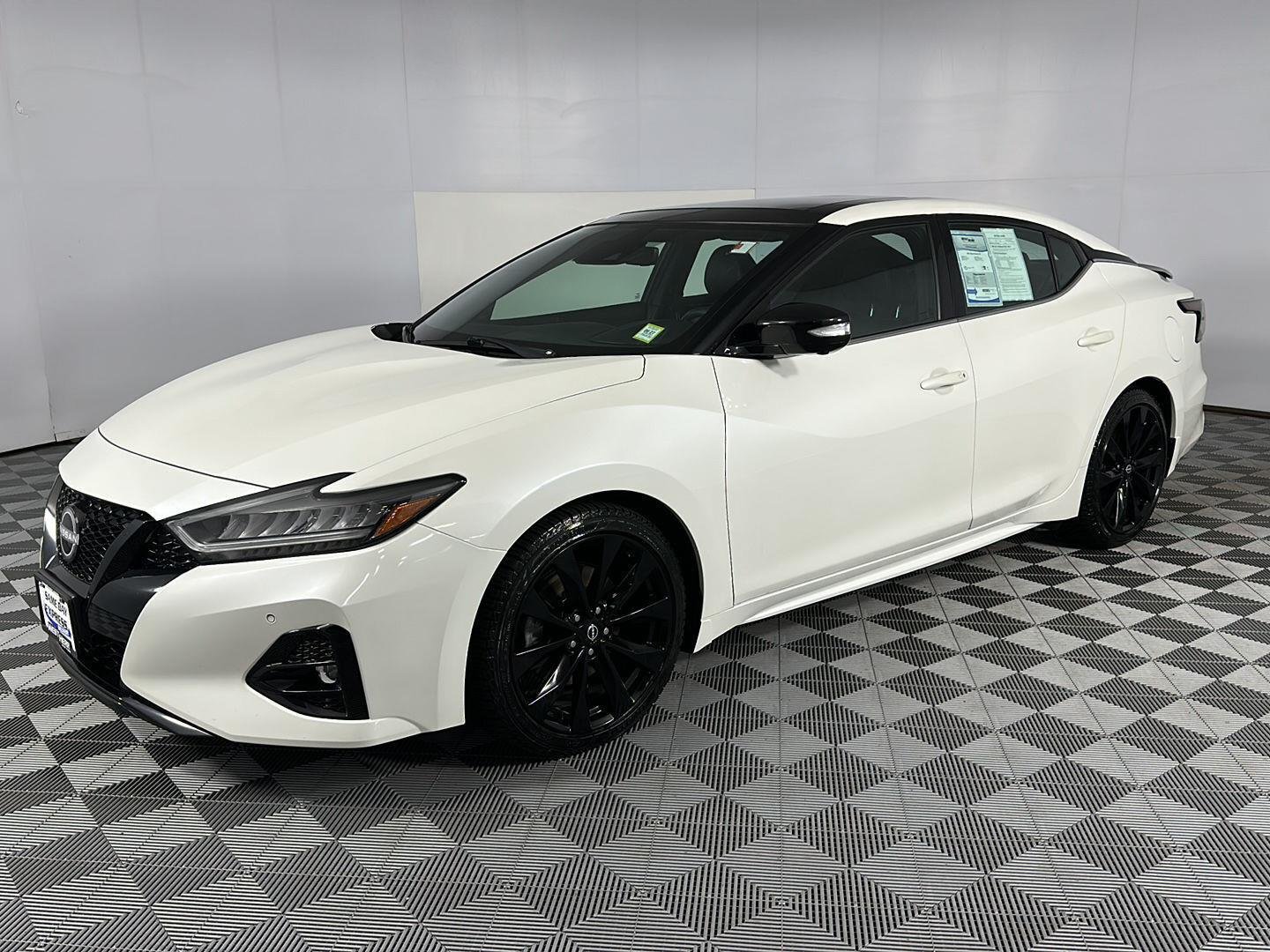 Used 2023 Pearl White Tricoat Nissan SR image 5