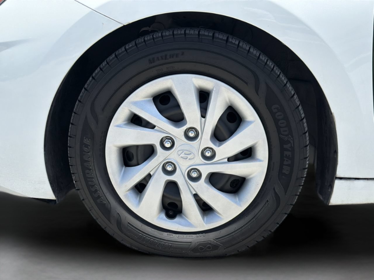 Used 2020 Quartz White Pearl Hyundai SE image 28