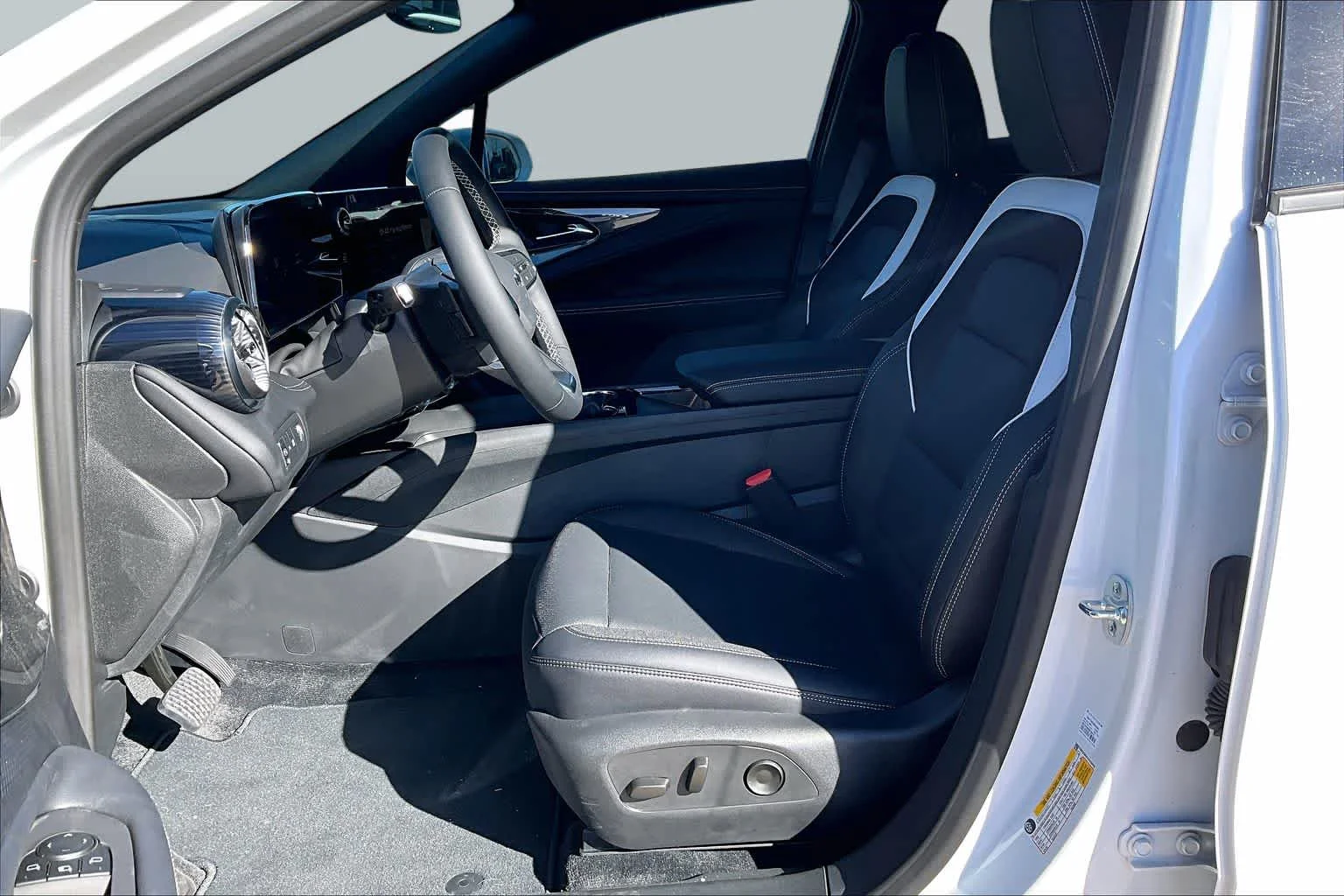 Used 2025 Summit White Chevrolet FWD LT image 9
