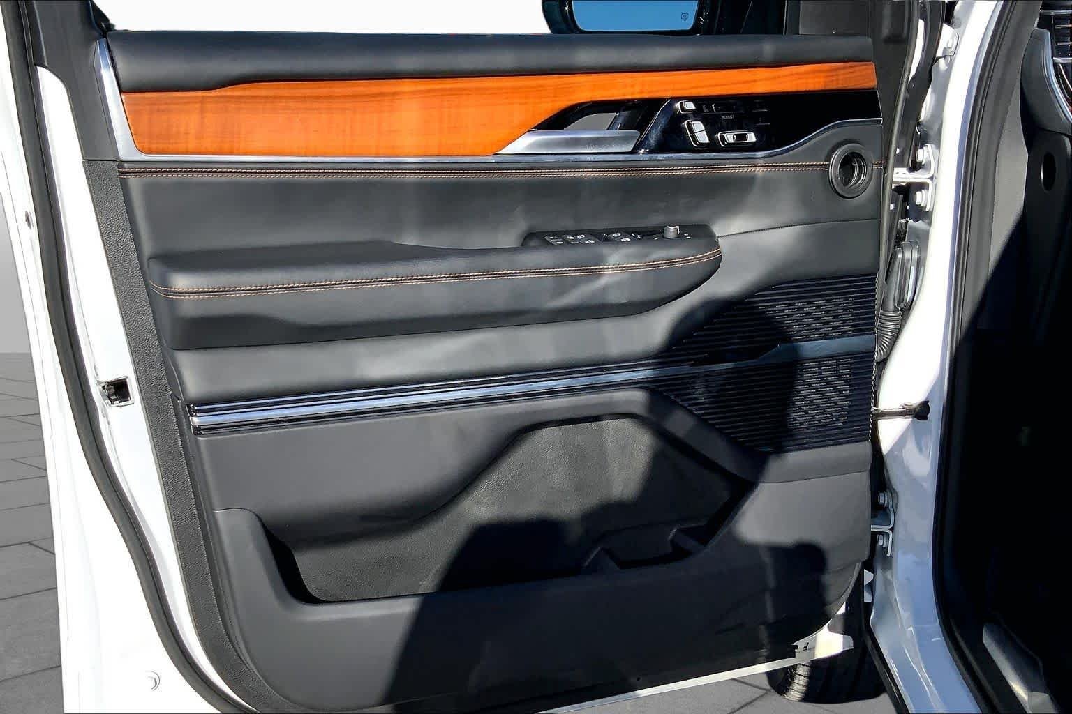 Certified Used 2024 Bright White Clearcoat Jeep Series III image 22