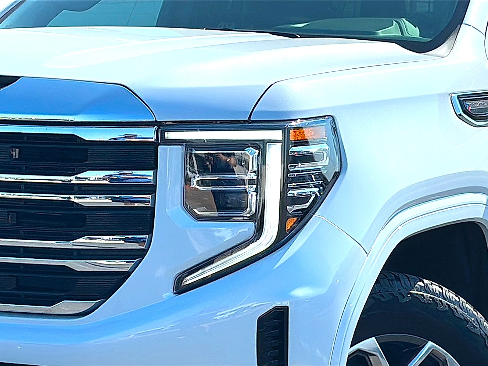 Used 2026 Glacier White Tricoat GMC SLT image 4