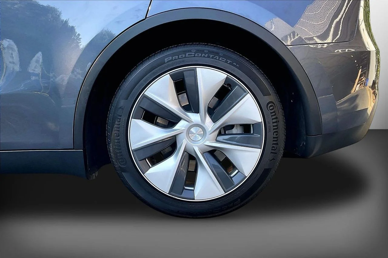 Used 2023  Tesla Long Range image 37